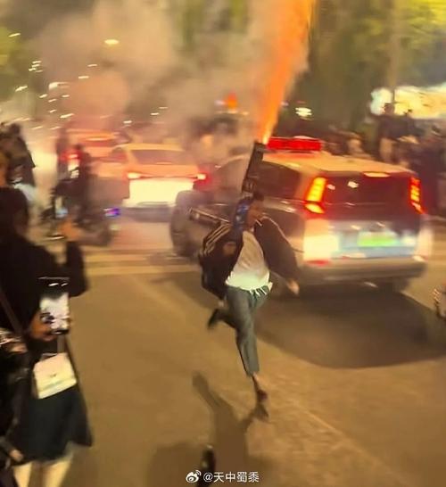 街头这一幕火了,比罚款更“社死”!网友:谁想出来的……