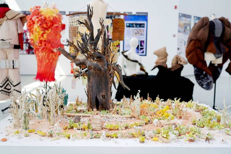 四川美术学院办本科生年展 215件作品展青年艺术风采