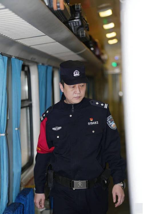 铁路警花的暑运日常:甘担旅客的“救急大使”