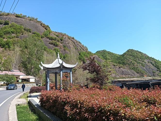 河南省卢氏县发布大雾黄色预警