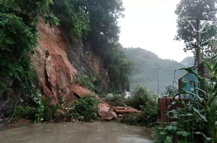 G316国道陕西安康段山体滑坡堵塞道路,镇政府:目前可以通行