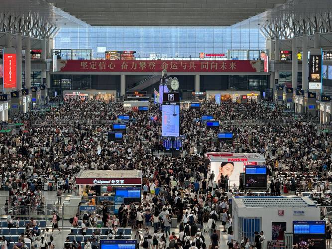 暑运过半南铁已发送旅客2716万人次 铁路客流热度不减