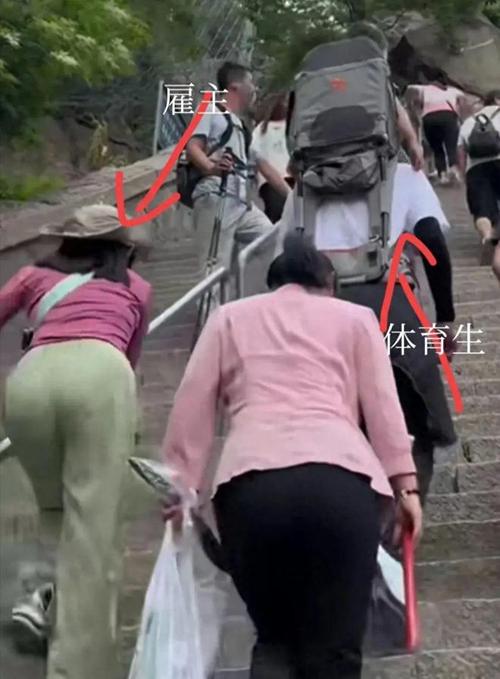 大学生背娃“陪爬”火了,还有人问背不背成年人……