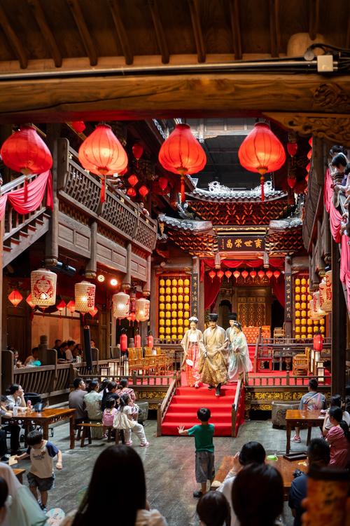国庆假日秋意浓 古镇听戏赏景乐趣多