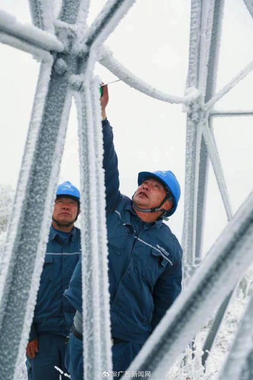 寒潮导致广西多地雨雪结冰 电力部门开展首轮融冰