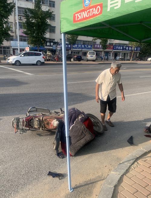 没人负责?天降水泥块儿砸头,内蒙古一老人血流不止