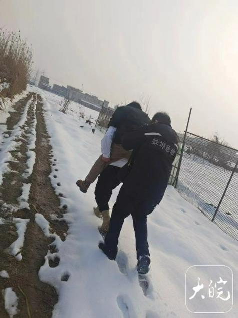 蚌埠急救中心工作人员当“暖心担架” 背行一公里把老人送上救护车