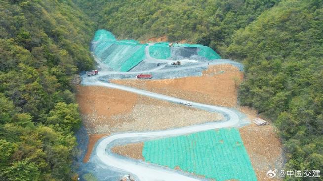 陕西安岚高速滔河隧道全面贯通