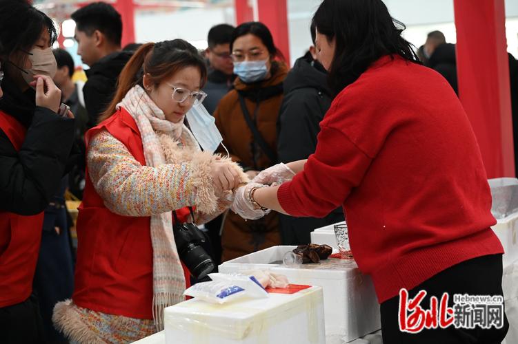 (新春走基层)非洲媳妇一米迎首个中国年 走进浙江乡镇赶大集